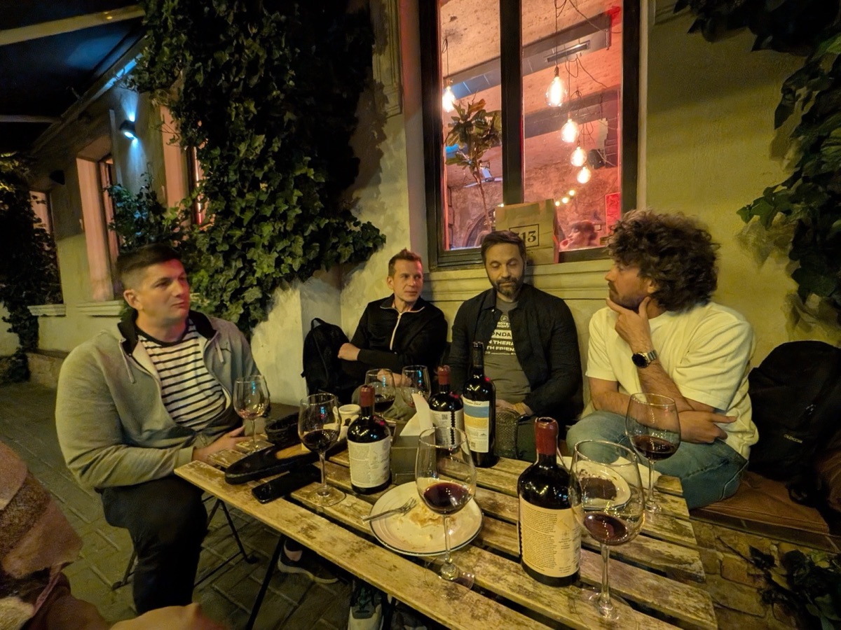 Masa de luni, seara, cu sticlele Academia Purcari și paharele, 1 iunie 2026