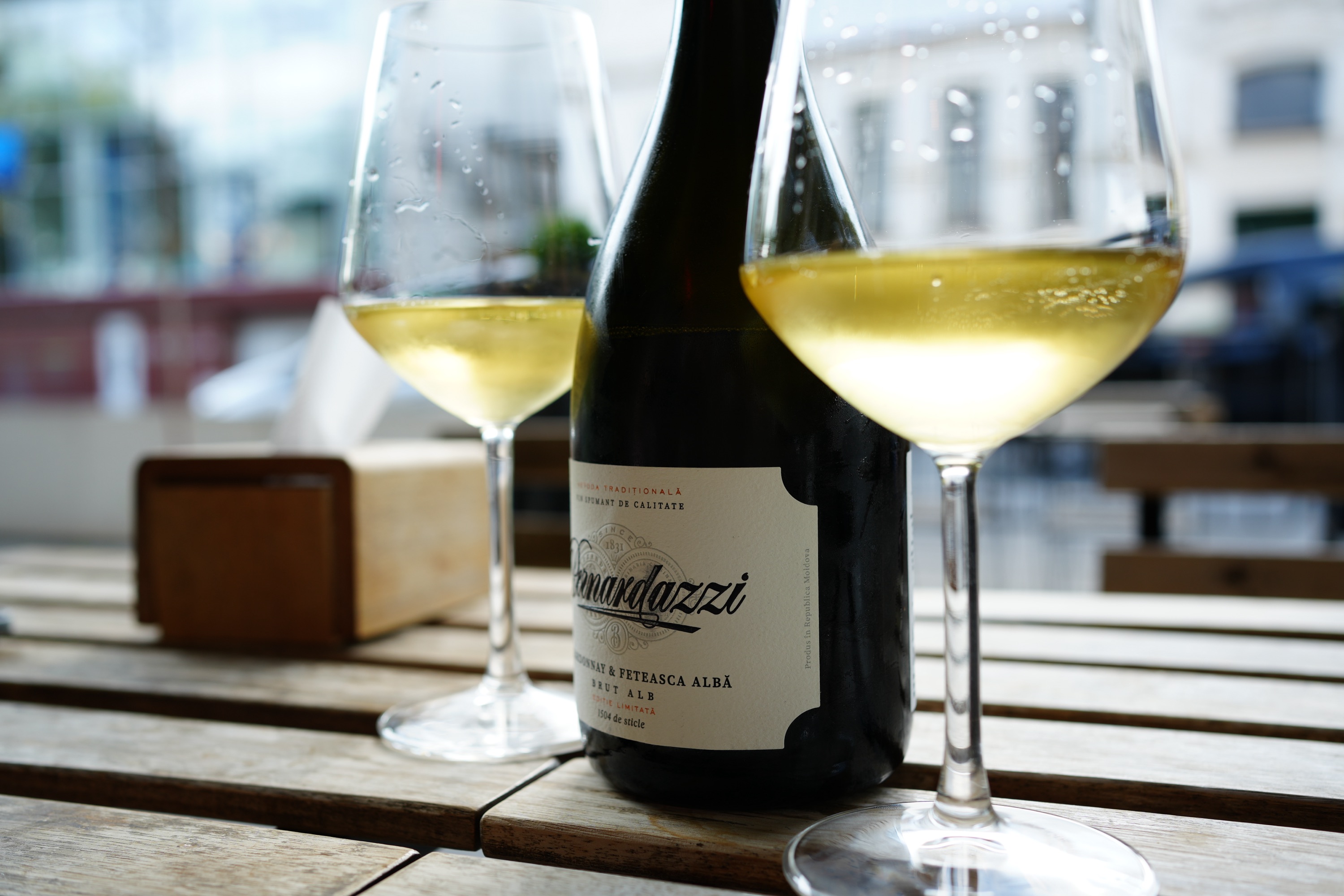 Două pahare de Bernardazzi Brut pe masa de terasă