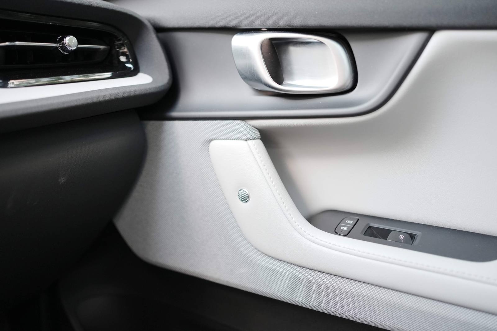 The passenger door: the inside handle and, on the left, the air vent with its metal knob
