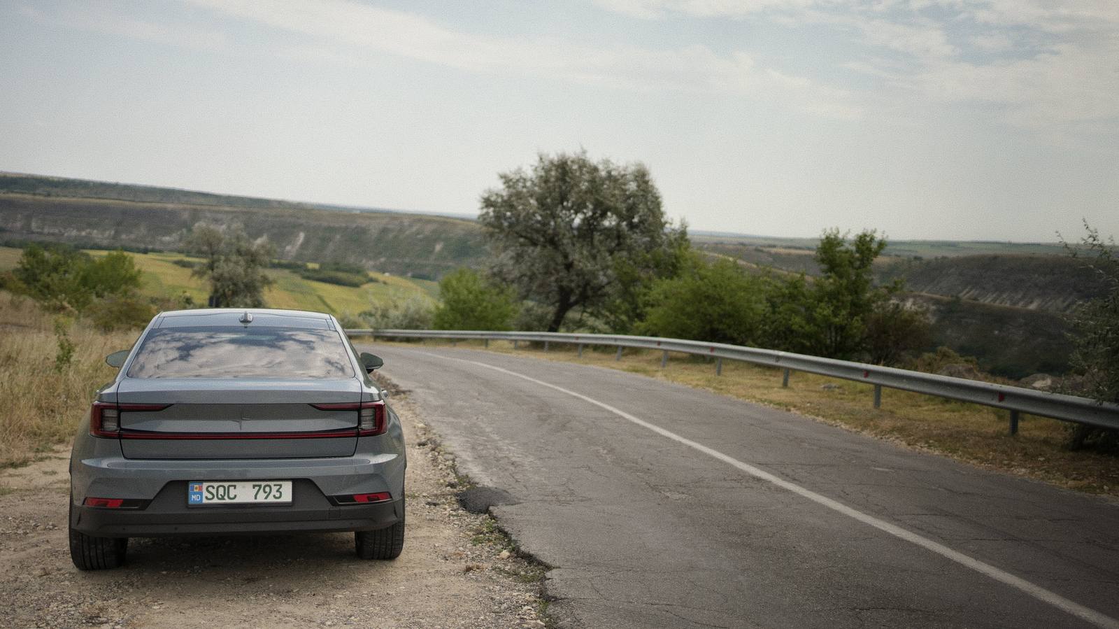 The road curving above the Orheiul Vechi gorge