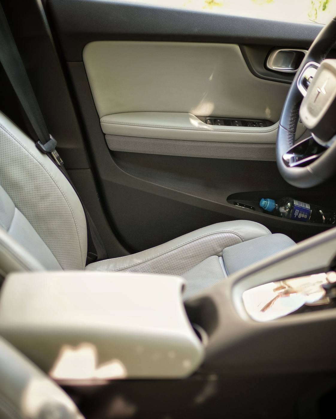 The Polestar 2 door and seat: the door ledge ends before the B-pillar